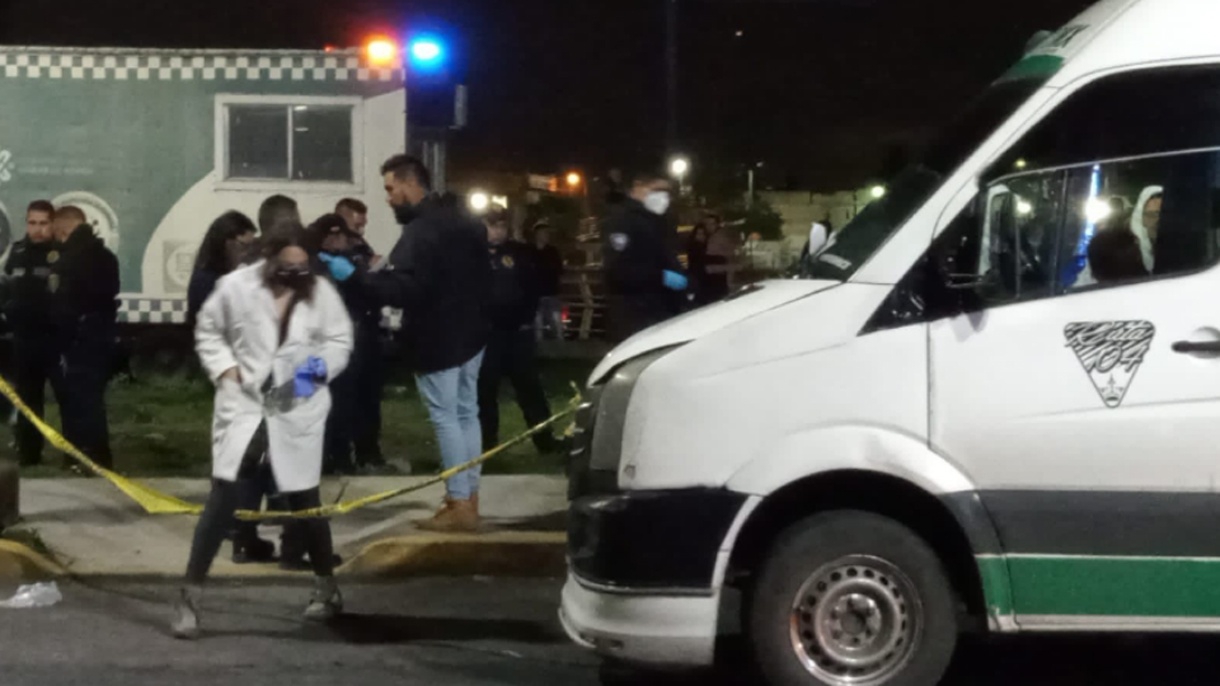 Ex militar abate a asaltantes dentro de una combi