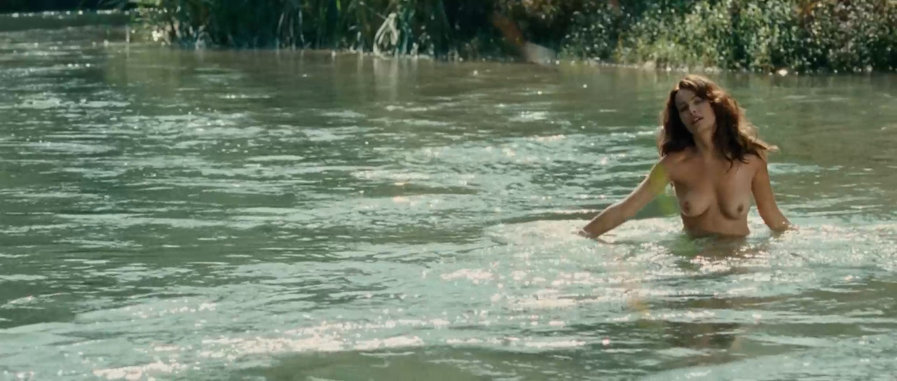 Violante.Placido_The.American.00_05_06_12.Still018