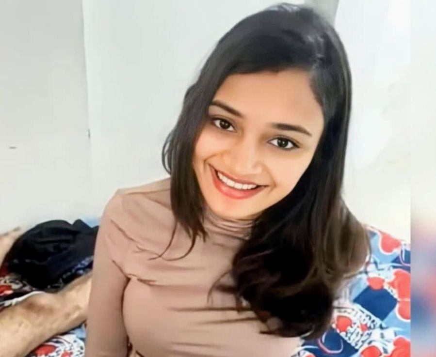 Indian Sexy white girl rubbing her pussy exclusive viral video