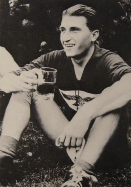 Un joven Walter Nowotny antes de entrar en servicio en la Luftwaffe Un joven Walter Nowotny antes de entrar en servicio en la Luftwaffe