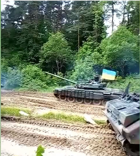 Ukrajn-nak-tadott-lengyel-T-72-M1-harckocsik-s-a-holland-YPR-765-l-nctalpas-p-nc-losok-valahol-a-D.jpg