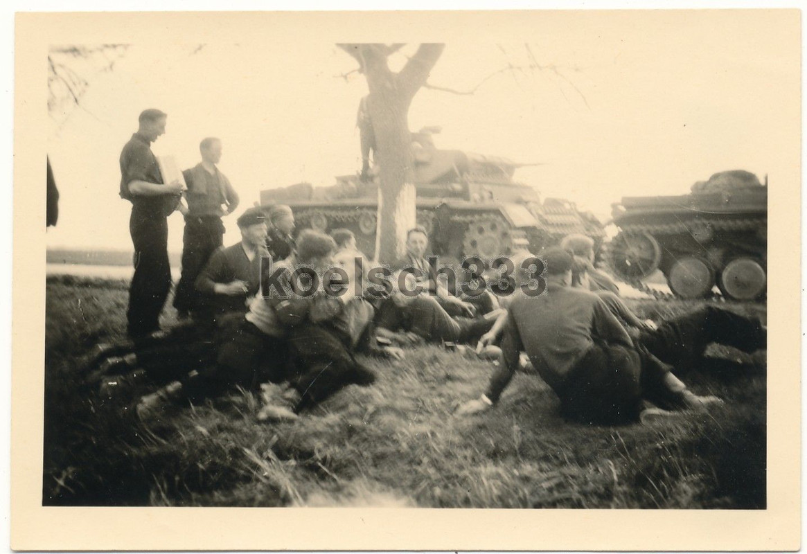 Foto Panzermänner 1. Panzer Div. Marschpause Wes