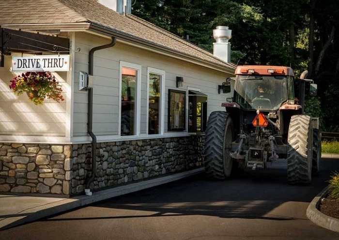 Pelanggan drive thru naik traktor