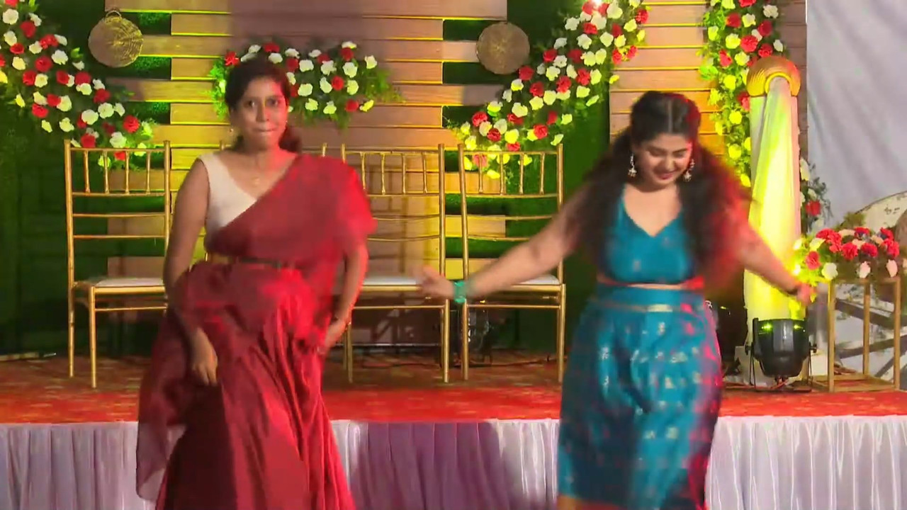 Cute mangalore chubby girl huge boobs and nipple pokie and other lady navel in saree.mp4_snapshot_01