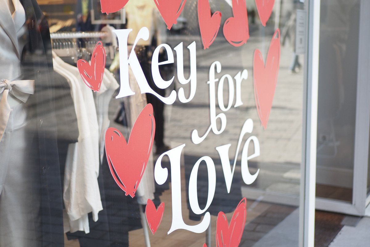 Наклейки на витрины