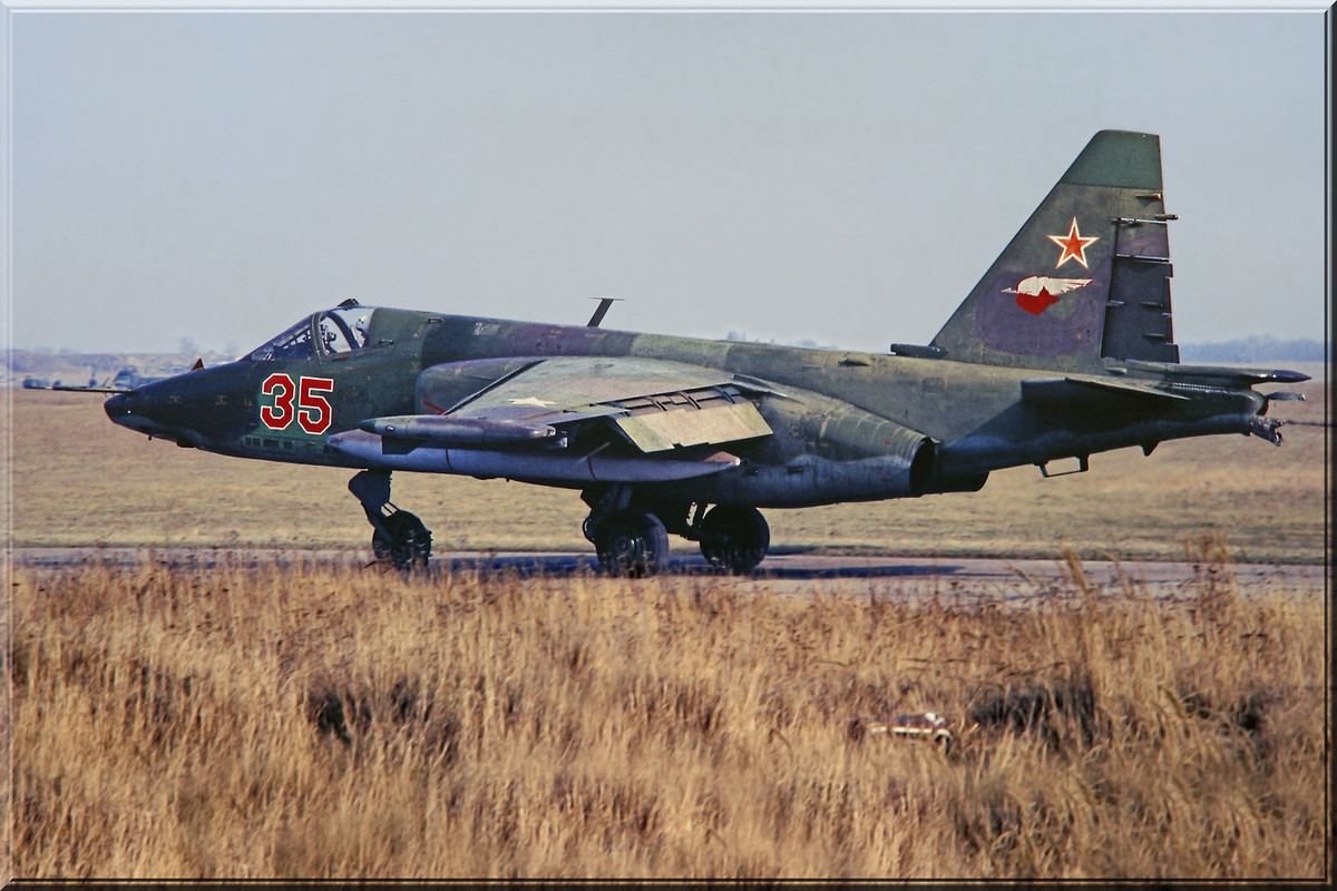 357 OSHAP Su-25 35 Red (cn 25508107024 ) Brandis, Frühling 1992