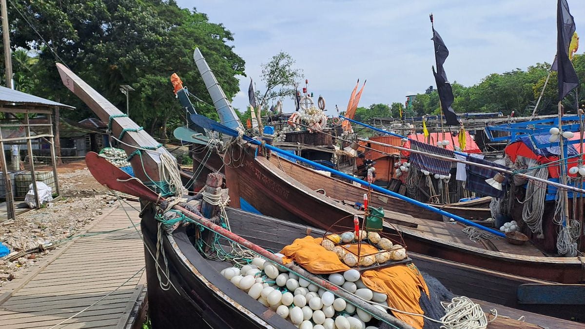 ইলিশ আহরণে নিষেধাজ্ঞা উঠছে বৃহস্পতিবার, সাগরযাত্রায় বাধা ‘অর্ণব’