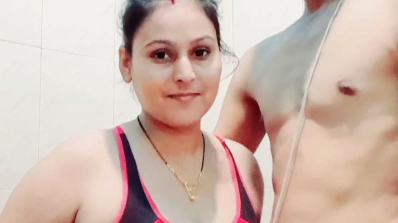 Desi bhabhi husband spreading her pssy closeup nude video