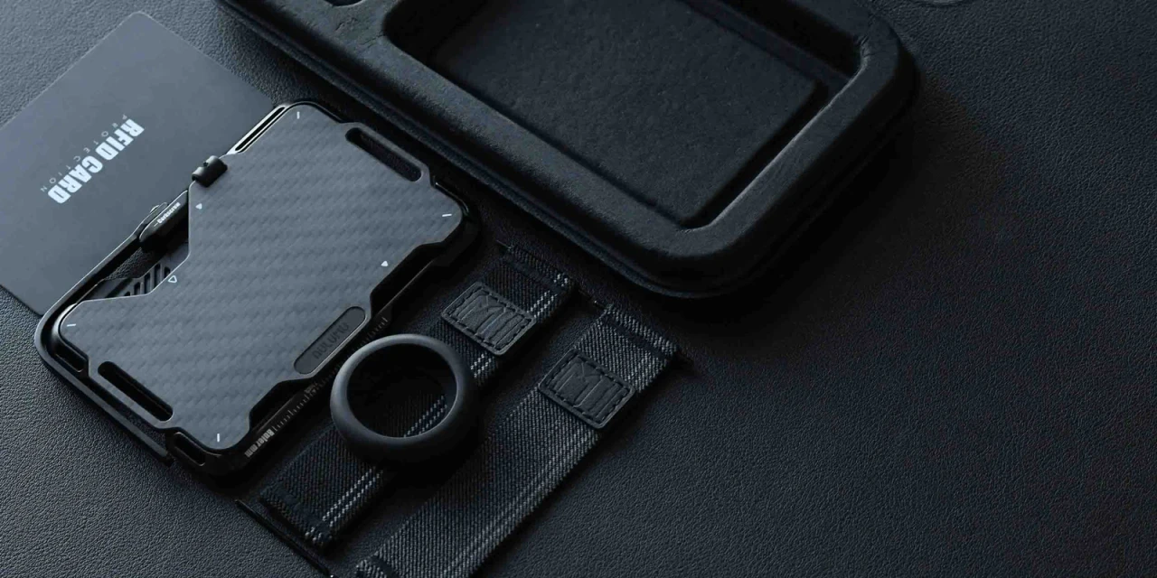 Portofel Compatibil MagSafe Aulumu G03 Multi Tool Metal Wallet, Carcasa Aluminiu si fibra de carbon, Grip elastic, Kickstand metalic integrat, suport AirTag, deschizator sticle, rigla integrata, blocare RFID, pana la 12 carduri, Ultra slim, Negru 23 2800 1400