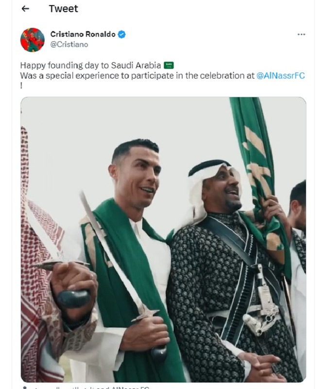Cristiano Ronaldo terlihat mengenakan baju gamis berwarna putih yang menjadi pakaian tradisional negara tersebut.