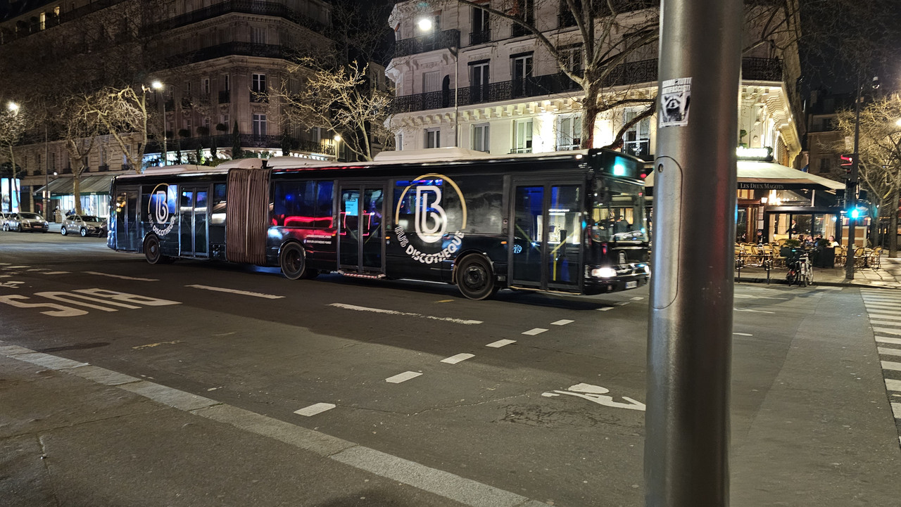 回去路上看到的,移動夜店?