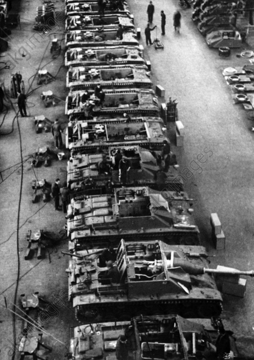 Herstellung von Sturmgeschützen in einer Rüstungsfabrik, aufgeno