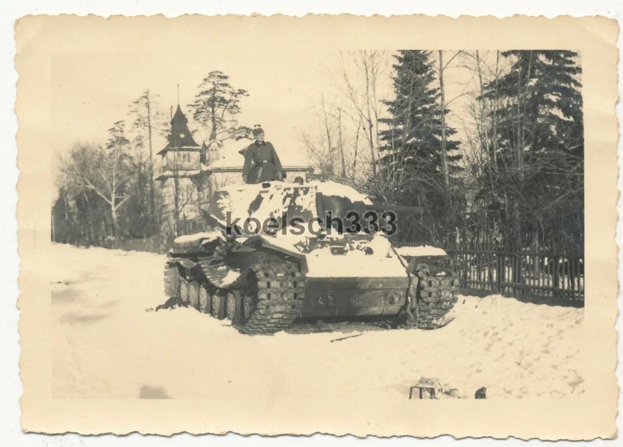 Foto Soldat der Wehrmacht auf einem russischen KW I Panzer im Winter Beute Tank