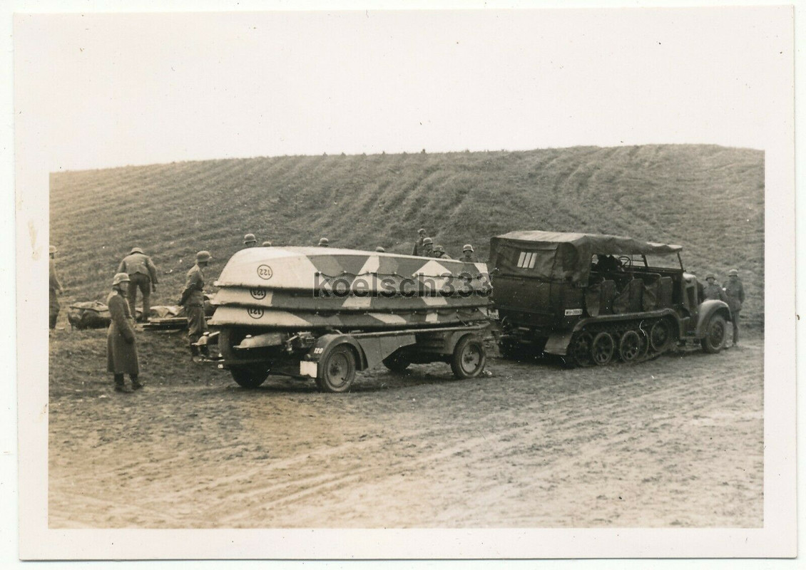 ! Foto Pioniere der Wehrmacht Panzer Halbkette zieht Anhänger mit Sturmbooten