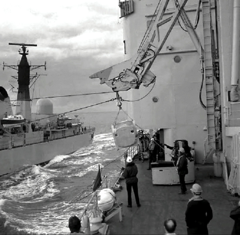 Sheffield (D.80) отработка эвакуации пострадавшего члена экипажа на судно снабжения Regent, 1975-1