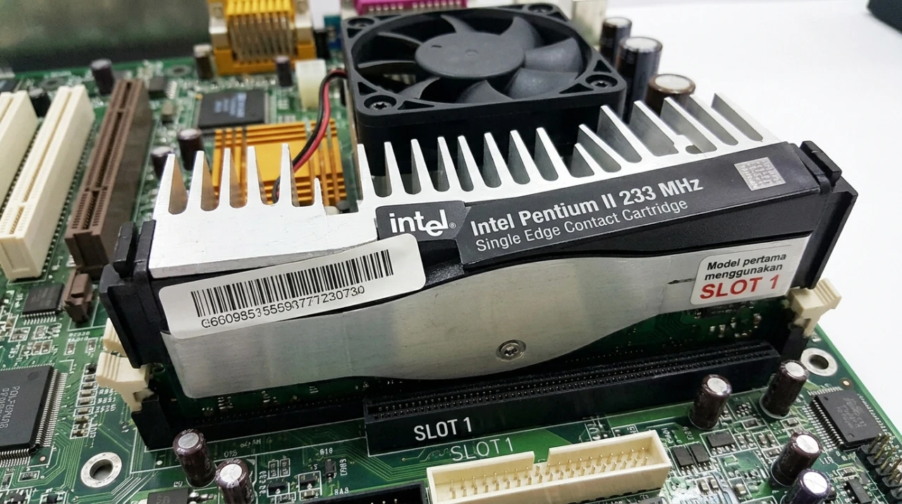 Pentium II SEC cartridge yang dipasang di SLOT 1