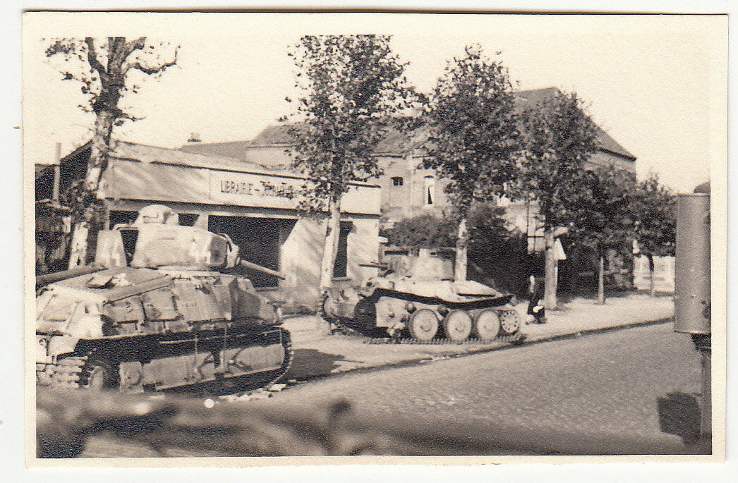 Orig. Foto Französischer Panzer mit Kennung 44 in Frankreich
