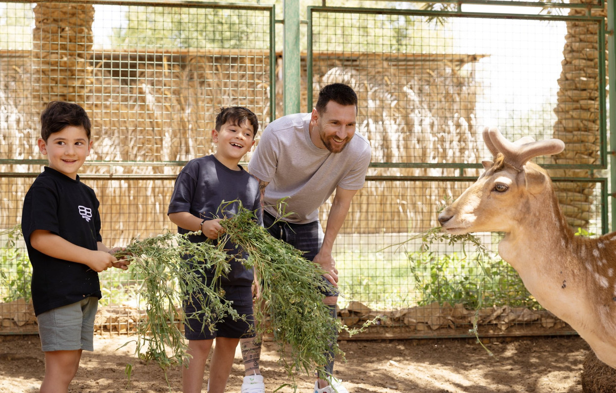 Potret momen seru Lionel Messi saat ajak keluarga kecilnya menikmati liburan di Arab Saudi beberapa waktu lalu. Sempat ajak anak-anak beri makan kijang secara langsung.