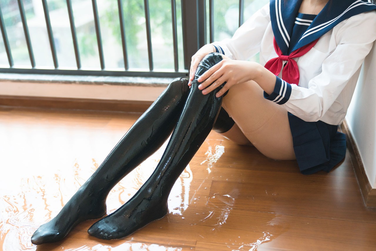 铭 铭 kizami《湿湿的JK》写真，家里湿湿的活力瞬间插图8