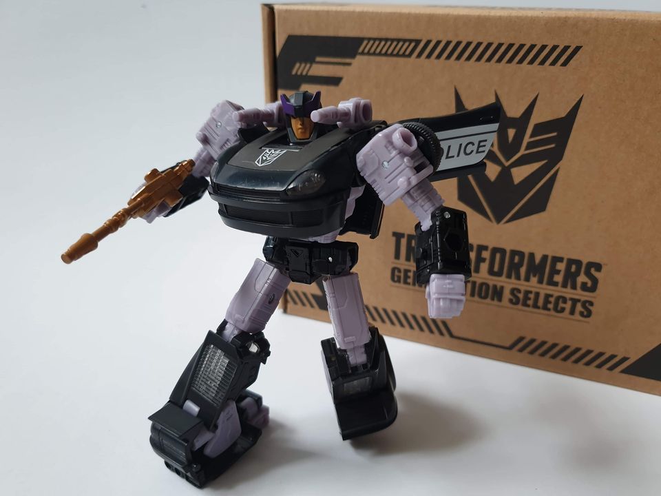 Transformers-Generation-Selects-Decepticon-Barricade-Earthrise-form-02