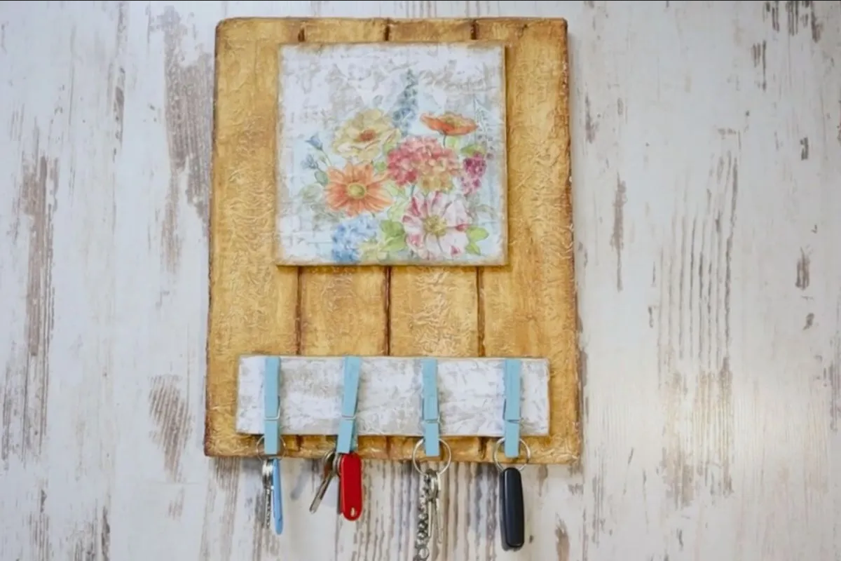 Reutiliza el cartón y transformarlo un creativo porta llaves