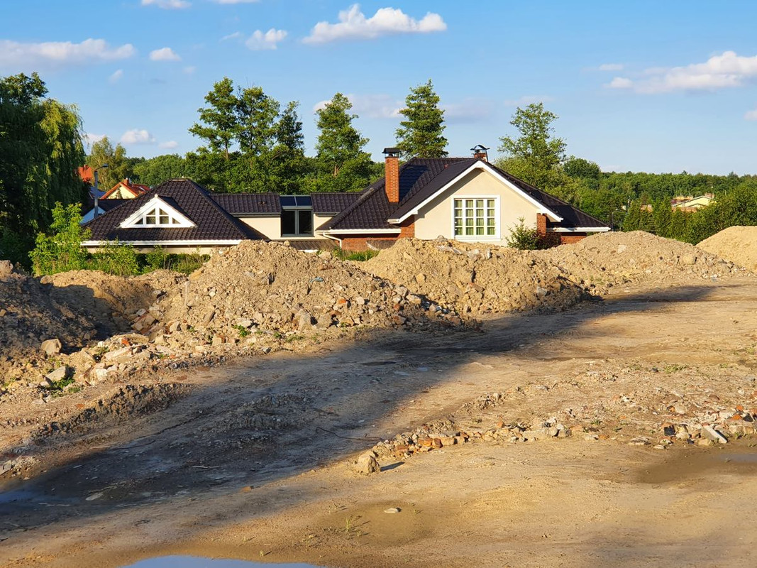 z28734654IHG,Mieszkancy-domkow-w-Kostuchnie-za-oknami-maja-ster