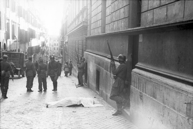 Vía Rasella, tarde del 23 de marzo de 1944, justo después del ataque
