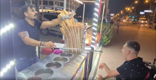 Penjual es krim lakukan atraksi di depan pria berkebutuhan khsusu