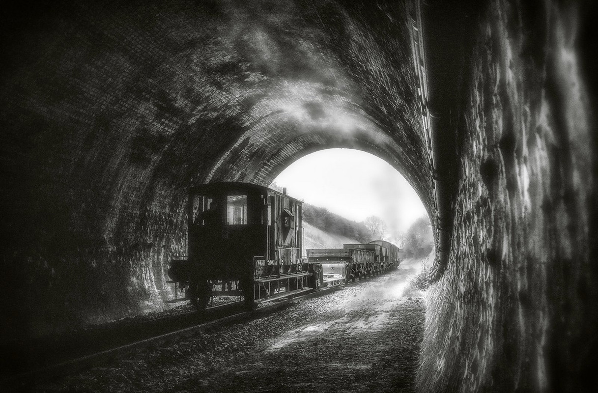 blacknwhite-train-tunnel.jpg