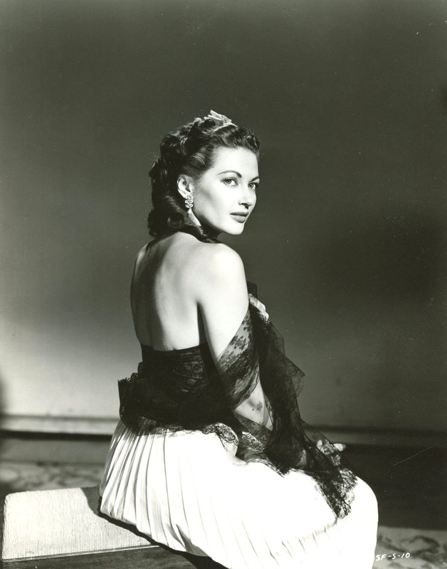 Yvonne_De_Carlo_c72