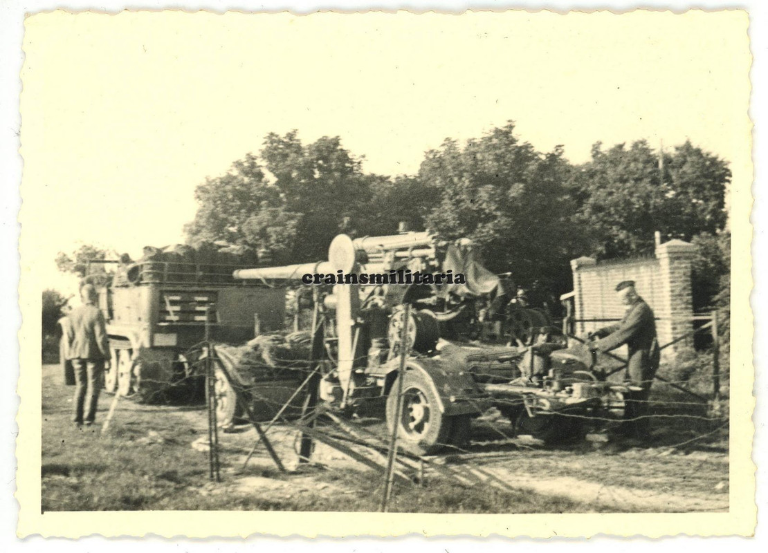 Orig. Foto Halbkette SdKfz mit 8,8 cm Flak Geschütz Lafette in Frankreich 1940