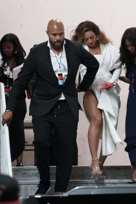 Beyonce-Knowles-Arriving-at-50th-Annual-NAACP-Image-Awards-6