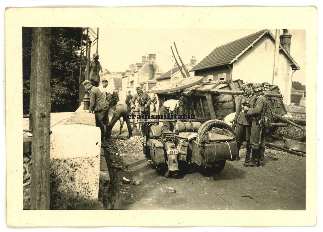 Orig. Foto Kradmelder Motorrad mit 6.ID Wappen auf Brücke in Frankreich 1940