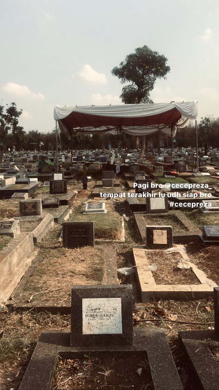 Instastory Andy Boim mengantar kepergian sang sahabat, Cecep Reza di peristirahatan terakhir.