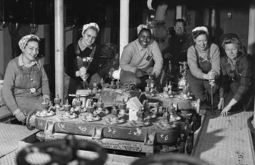 Las mujeres trabajaron a bordo del USS NEREUS, y se les muestra cuando estaban a punto de terminar el suelo de una parte de la sala de máquinas. De izquierda a derecha son Shipfitters Betty Pierce, Lola Thomas, Margaret Houston Thelma Mort y Katie Stanfill. Fuente. U.S. National Archives and Records Administration