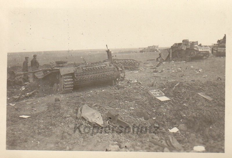 zerstörte deutsche Panzer im Hintergrund Ferdina