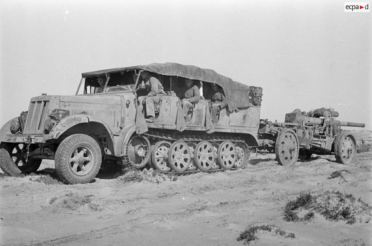Le semi-chenillé SdKfz-7 tracte le canon de 10 cm Kanone 18 (1)