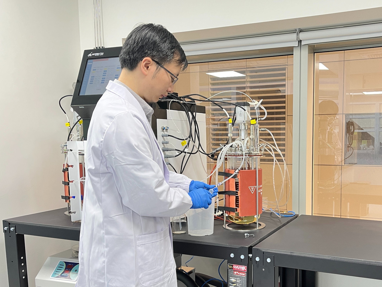 偉喬生醫進駐汐科打造創新研發中心,實驗室配備專業抗體開發與分析儀器,從源頭確保關鍵原料品質。(資料來源:偉喬生醫) 偉喬生醫進駐汐科打造創新研發中心,實驗室配備專業抗體開發與分析儀器,從源頭確保關鍵原料品質。(資料來源:偉喬生醫)