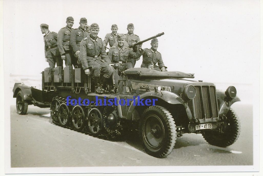 Kameraden in SDKFZ 10-4 Flak Aufbau Anhänger Dem