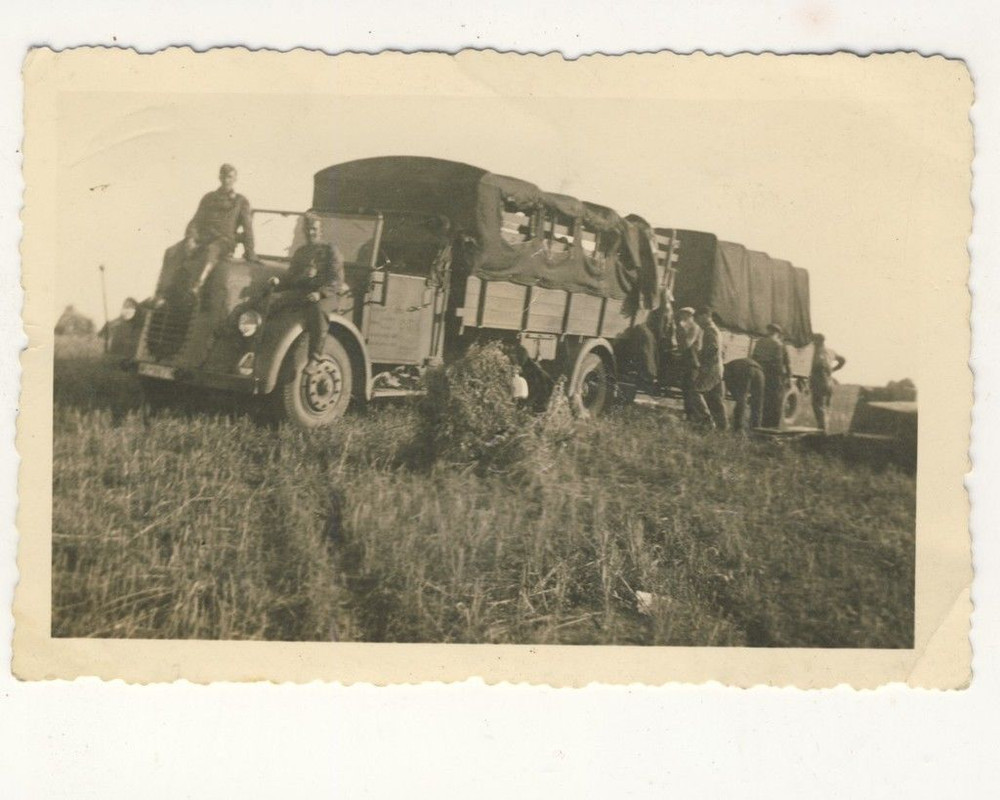 Foto Luftwaffe - BEUTE Lastwagen LKW mit Anhänge