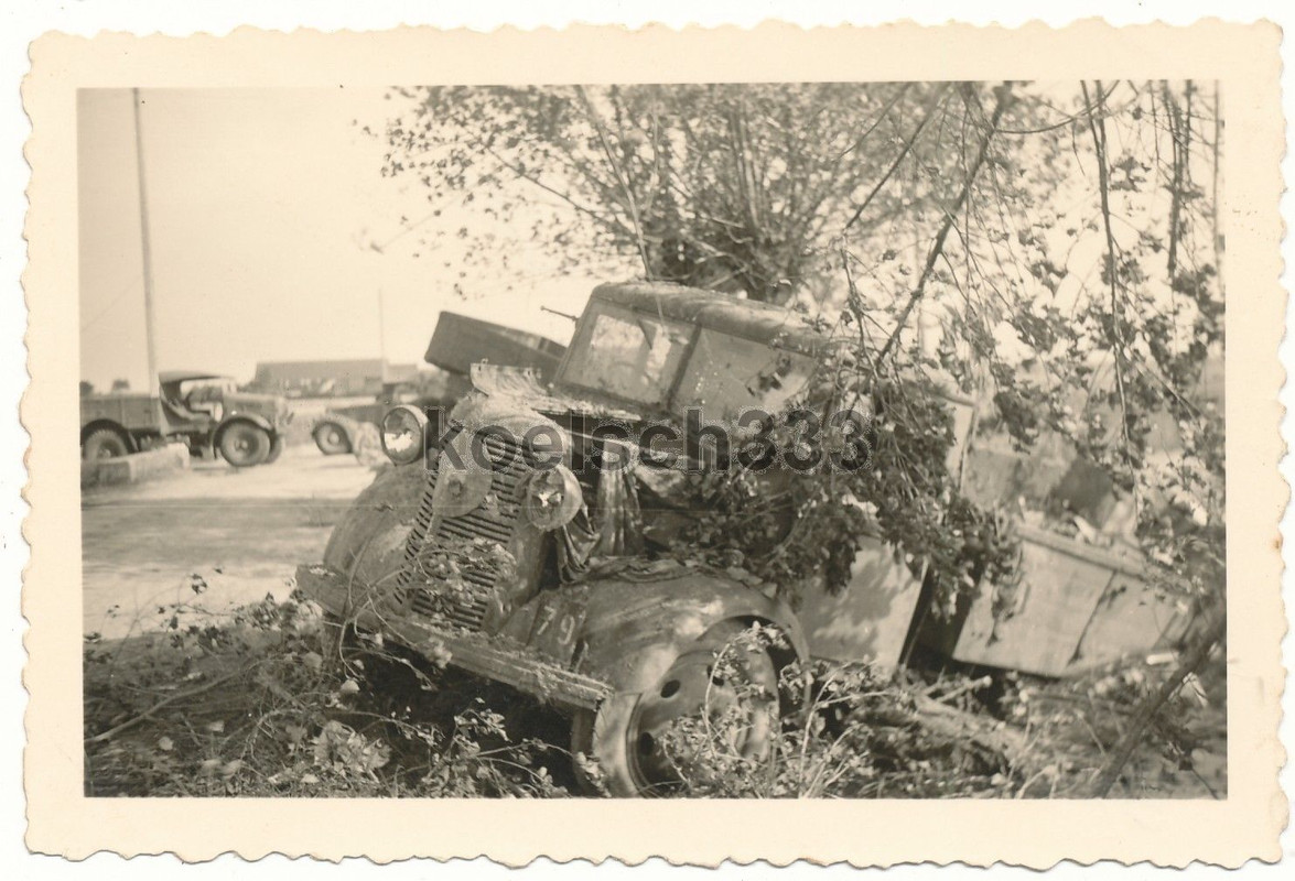 Foto Dünkirchen Front englische LKW Wracks Bedfo