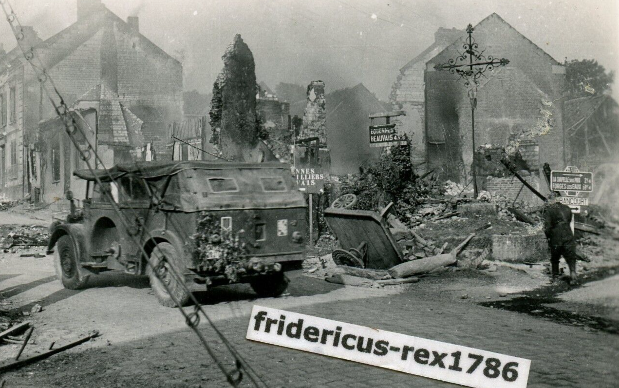 Foto WH Vormarsch France bei Forges-les-Eaux s Einheits-Pkw Kübel Kennung