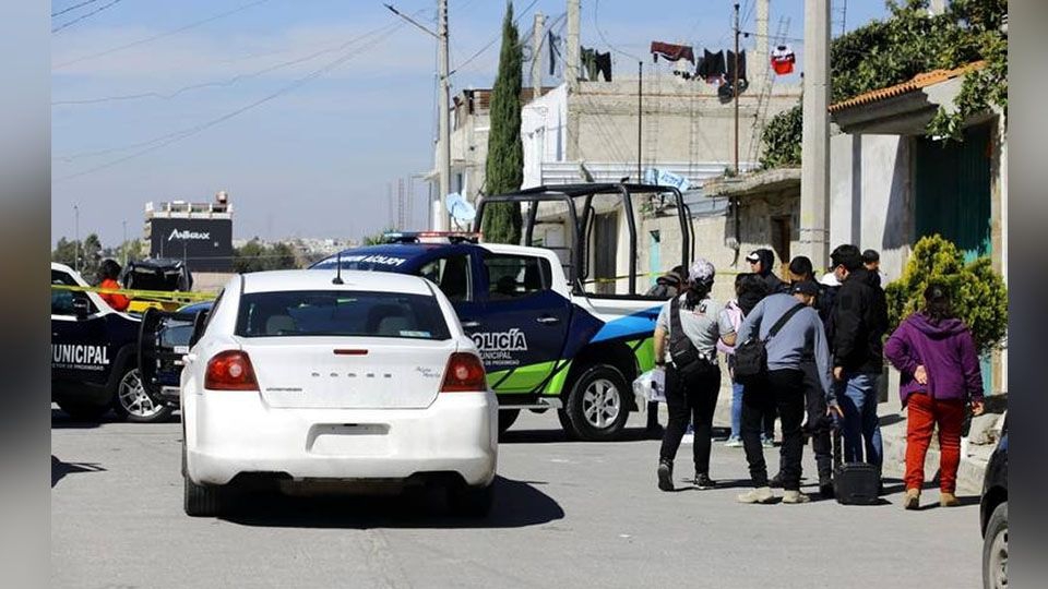 De un balazo en el estómago, gatilleros le dan muerte a una mujer que viajaba en un automóvil