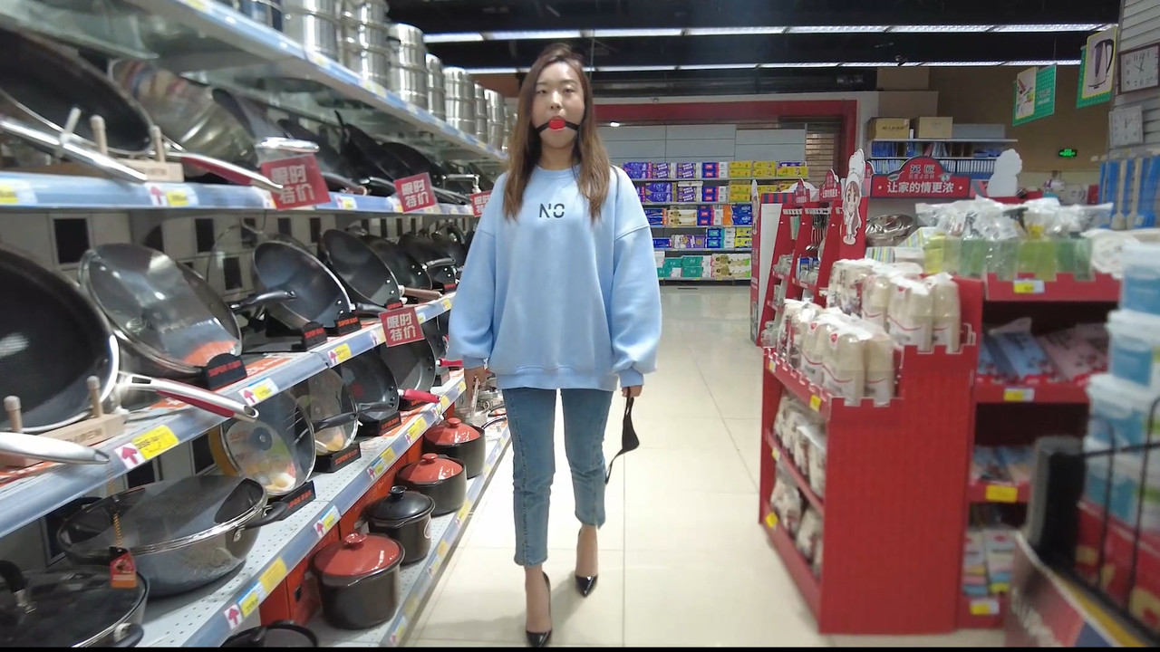 半岛束艺 奎因12cm高跟鞋带口球逛超市，全程跟拍视角，无捆绑.mp4_20250407_132231.179