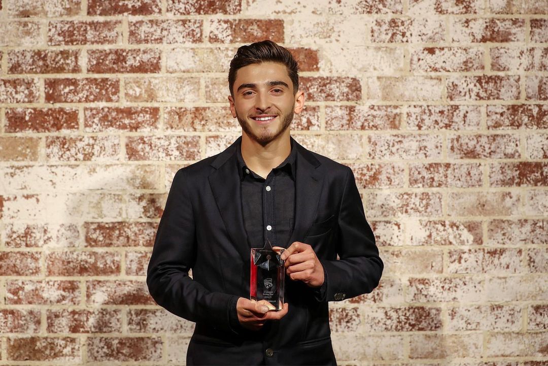 Futbolista australiano se declara gay con emotivo video viral