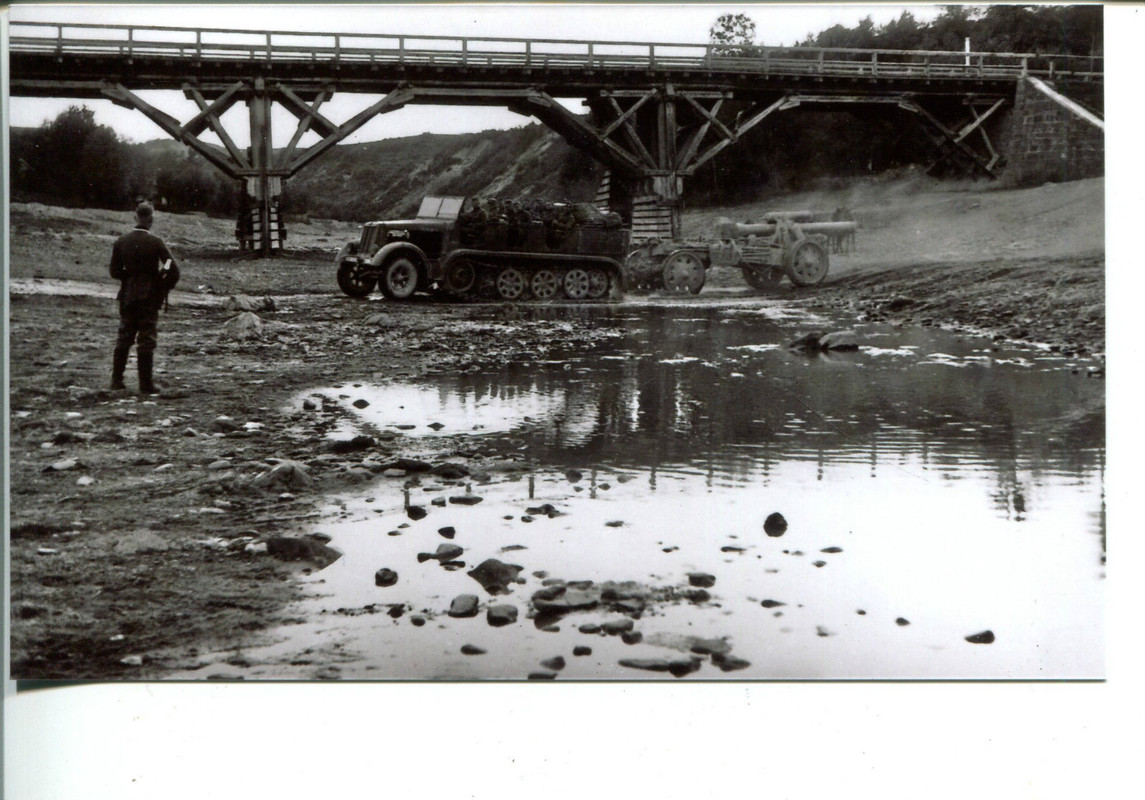 Halbkette SdKfz mit Geschütz durchfährt Flußbett