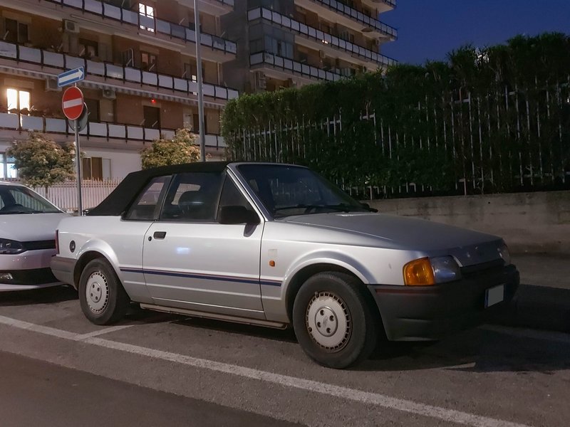 2-Ford-Escort-mk3-1-4-Cabrio-87-1