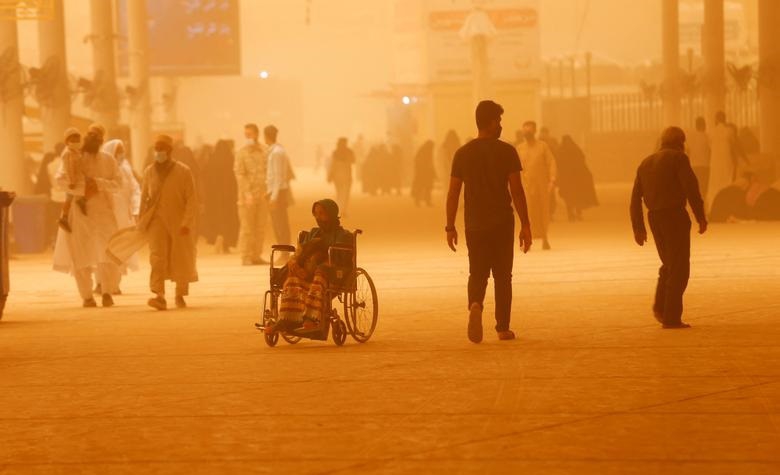 Tormenta de arena en Irak envía a casi 10,000 personas al hospital