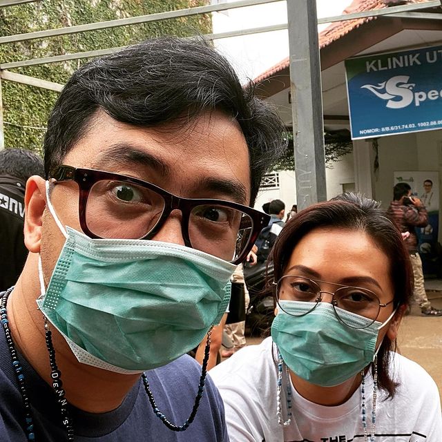Aktor Dennis Adhiswara mengabarkan sang istri, Vina Soraya positif Covid-19.