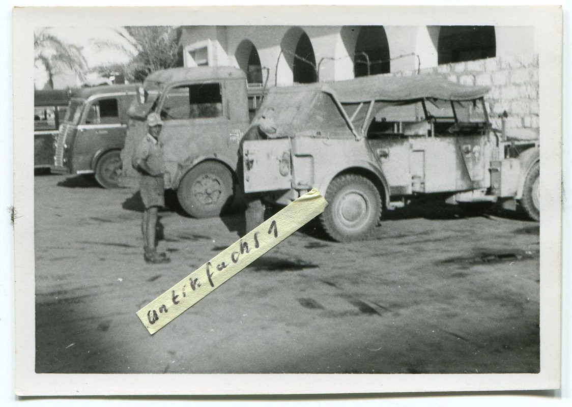 Kübelwagen und Beute-LKW`s in Afrika beim Afrika